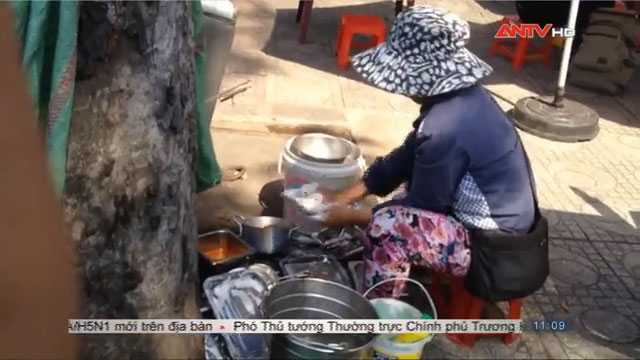 Video: Nhìn cảnh hãi hùng này ai còn dám ăn ở hàng quán vỉa hè?