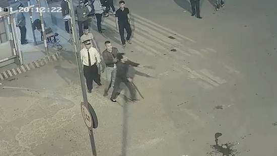 Phụ xe khách hai tay hai kiếm đòi chém nhân viên bến xe