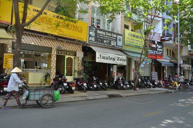 Thanh niên bị chém gục trên đường, cạnh khẩu súng ngắn