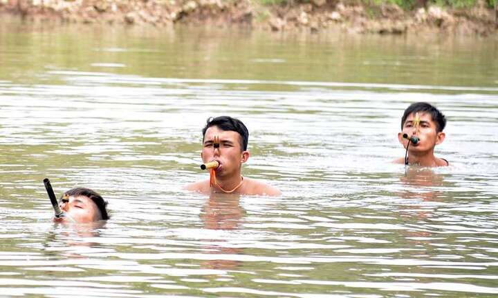 Ảnh: Lính đặc công ở miền Tây tập luyện giấu mình dưới nước