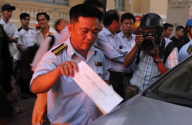 Lần đầu tiên, ông Hải cho tháo niêm phong, không cẩu xe vi phạm