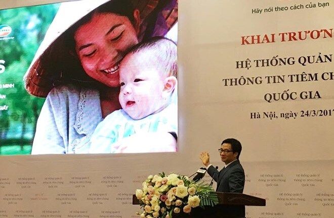 Nụ cười rạng rỡ của bà mẹ đội nón rách và y tế Việt Nam