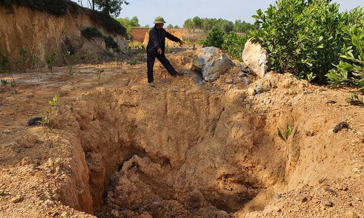 Chất lạ bốc mùi hôi thối trong những hố chôn bí mật ở Hà Nội rất độc hại