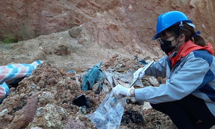 Bộ Tài nguyên và Môi trường lấy mẫu chất thải tại các hố chôn trộm ở Sóc Sơn