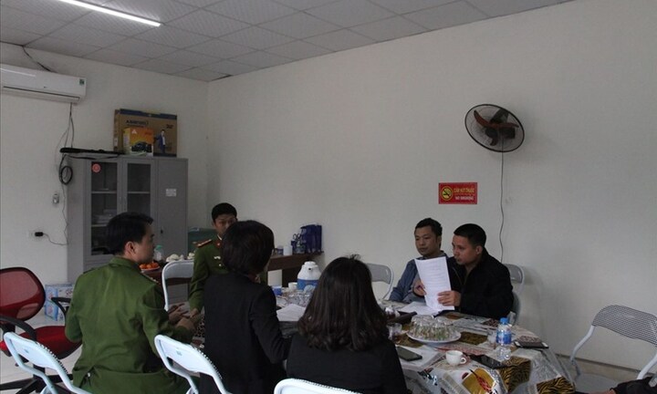 Công an kiểm tra công ty nghi chôn trộm chất thải hôi thối ở Sóc Sơn