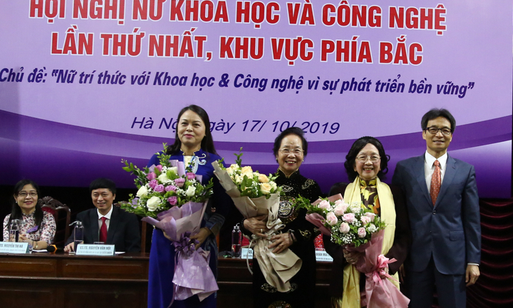 Phó Thủ tướng Vũ Đức Đam mong muốn các nữ trí thức đoàn kết, phát huy nguồn lực và trí tuệ của người Việt
