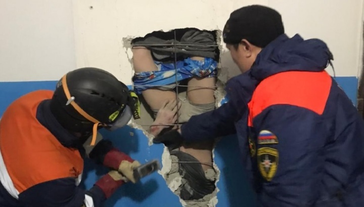 Rơi xuống ống thông gió từ tầng 10, người đàn ông sống sót kì diệu nhờ đôi bốt nỉ