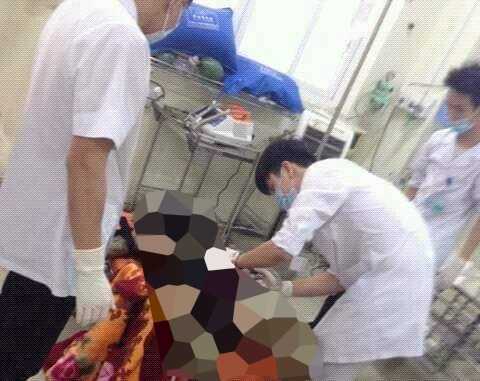 Buồn chán chuyện gia đình, một bác sĩ tẩm xăng tự thiêu