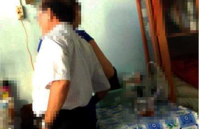 Phó giám đốc Sở choàng tay qua đùi nữ tạp vụ: 'Tôi chỉ lấy điện thoại'