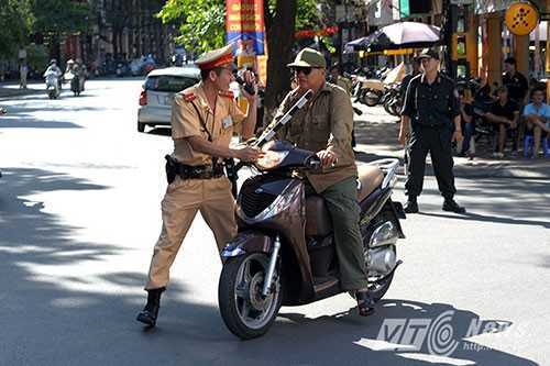 'Vi phạm giao thông cho đi cọ rửa nhà vệ sinh sẽ nhớ suốt đời'