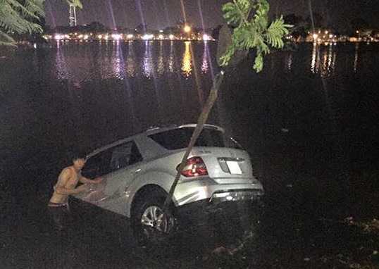 Ô tô tiền tỷ 'bay' thẳng xuống hồ Trúc Bạch, tài xế thoát chết trong gang tấc
