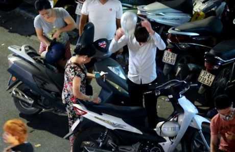 Gửi xe ở phố đi bộ Hồ Gươm, dân bị 'chặt chém' giá cắt cổ