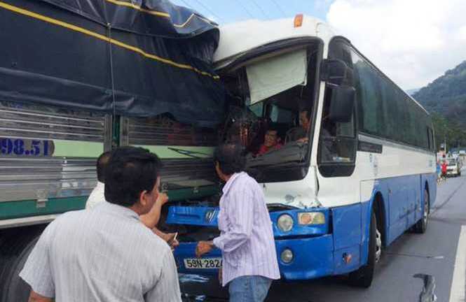 Tài xế Phan Văn Bắc anh dũng 'dìu' xe khách mất phanh: CSGT bác tin xe tải chạy vượt lên xe khách