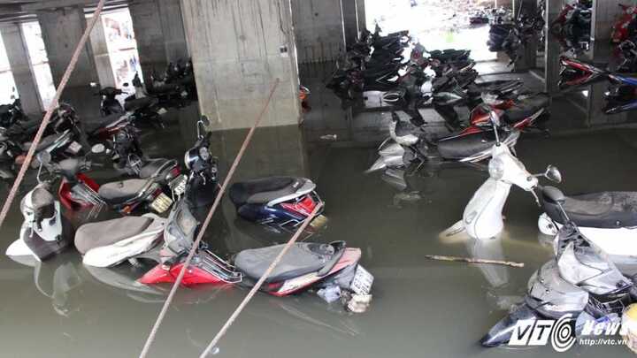 Trở lại bãi xe hàng ngàn chiếc bị 'đánh đắm' trong mưa ngập ở Sài Gòn