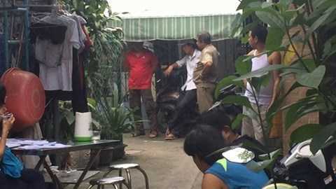 Cụ ông nằm chết bên cạnh con dao dính máu