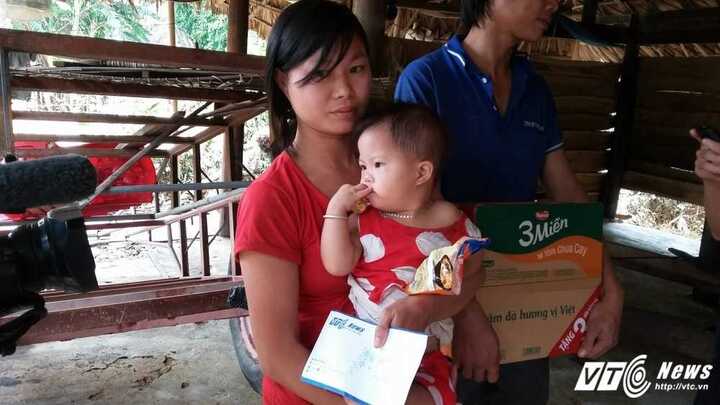 Rớt nước mắt bé gái 3 tuổi ăn mỳ tôm sống suốt 4 ngày lũ lịch sử