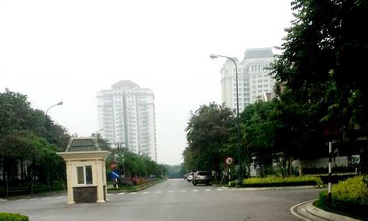 Tên trộm cầm súng vào biệt thự tiền tỷ cướp tài sản