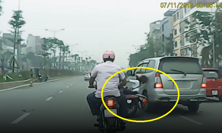 Thượng tá Công an đề nghị điều tra, truy tìm tài xế vô đạo đức tông ngã cô gái rồi bỏ chạy