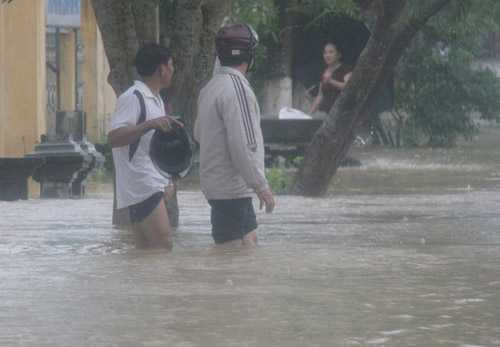 Hồ chứa xả nước sau mưa lớn, khu dân cư chìm trong nước