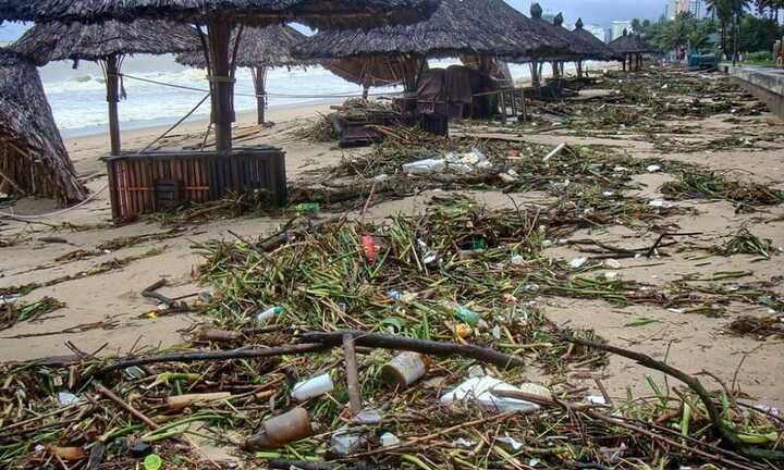 Ảnh: Bãi biển đẹp nhất thế giới biến thành bãi rác khổng lồ sau lũ