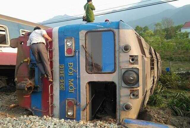 Tàu hỏa đứt rời sau cú tông xe ben cố tình lao qua đường ray, 3 người thiệt mạng