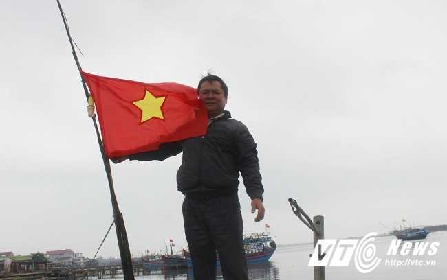 Khoảnh khắc lính Trung Quốc xả đạn vào chiến sỹ vây quanh lá cờ trên đảo Gạc Ma