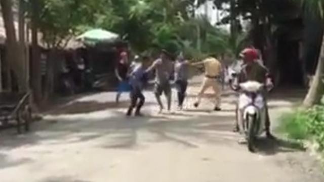 Bị nghi ngờ mua dâm, hai người đàn ông giật thẻ ngành, tấn công cảnh sát