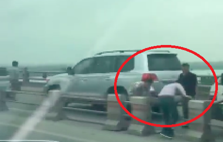 Truy tìm hàng loạt tài xế ô tô đi sai làn, 'rủ nhau' tháo barie tẩu thoát trên cầu Thanh Trì