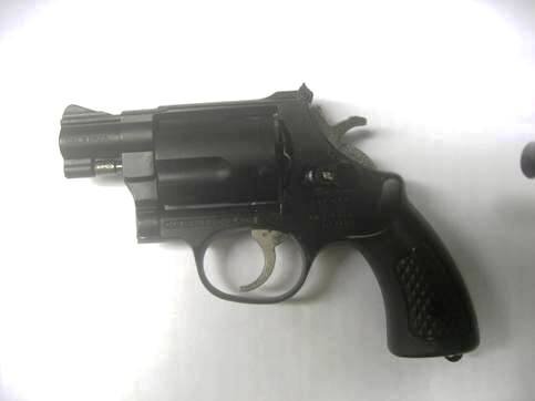 Súng của công an xã 'cướp cò' khi bắt ổ cờ bạc, một người bị thương