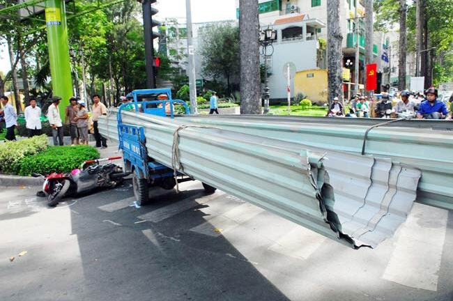 Xe 'máy chém' cứa 2 người đi đường ở Sài Gòn trọng thương