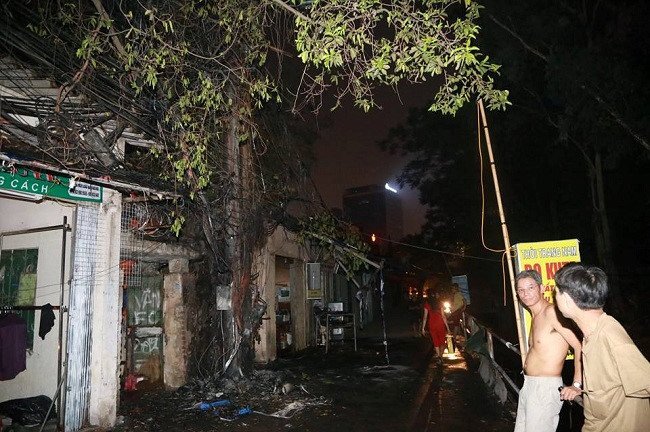Nổ cột điện, cả khu dân cư ở Thủ đô 'phát hỏa'