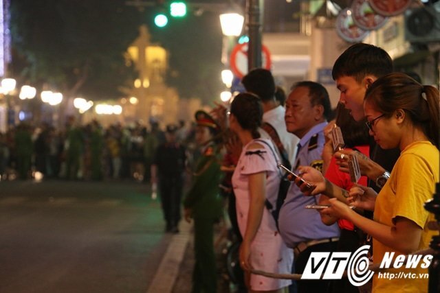Người Hà Nội hô to 'Welcome to Việt Nam' với đoàn xe Tổng thống Trump