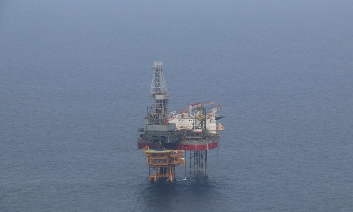 Bão số 16 siêu mạnh đổ bộ: Di tản gần 900 người khỏi các giàn khoan trên biển