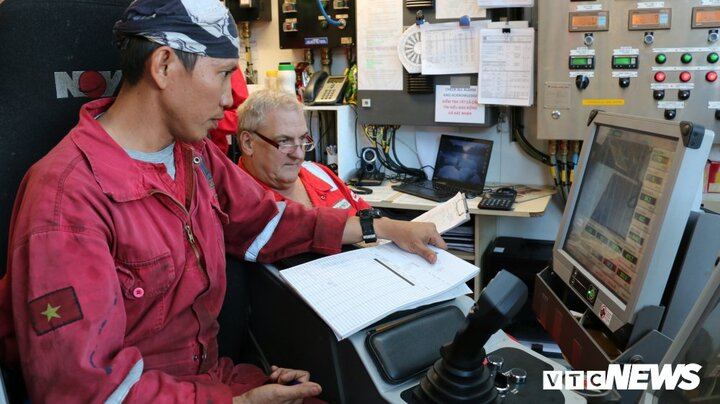 Có ai nghĩ lương làm việc ngoài giàn khoan dầu chỉ 7 - 8 triệu/tháng? 