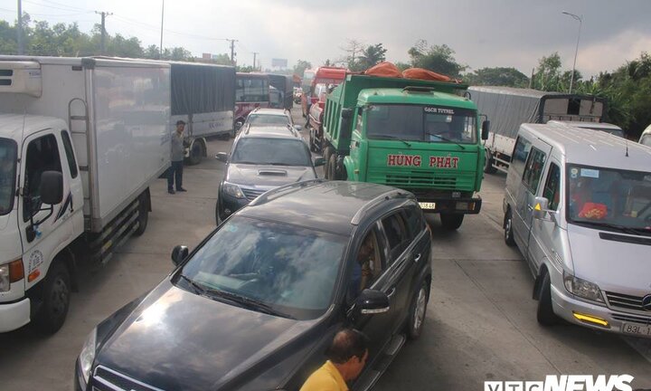 Hàng chục tài xế 'đại náo' trạm thu phí Sóc Trăng từ sáng sớm