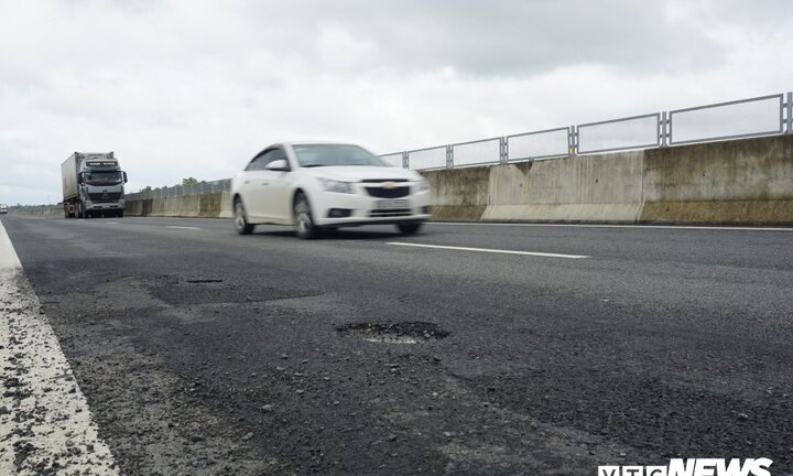 Cao tốc ngàn tỷ vừa sử dụng đã hỏng: Hội đồng nghiệm thu Nhà nước chối trách nhiệm, chỉ sang Bộ GTVT