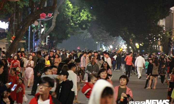 TRỰC TIẾP: Người dân cả nước đổ về điểm bắn pháo hoa đón giao thừa Tết Kỷ Hợi 2019