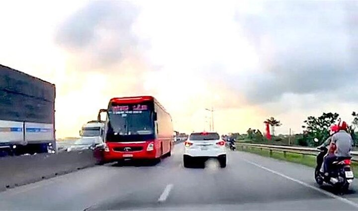 Tước giấy phép lái xe tài xế phóng ô tô khách ngược chiều ở Thanh Hóa