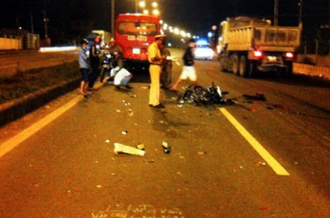 Hàng loạt vụ xe máy đi ngược chiều vào làn ô tô gây tai nạn kinh hoàng