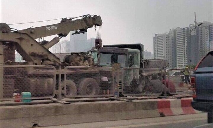 Đâm dải phân cách trên đường vành đai 3, xe tải lật nghiêng chắn ngang đường