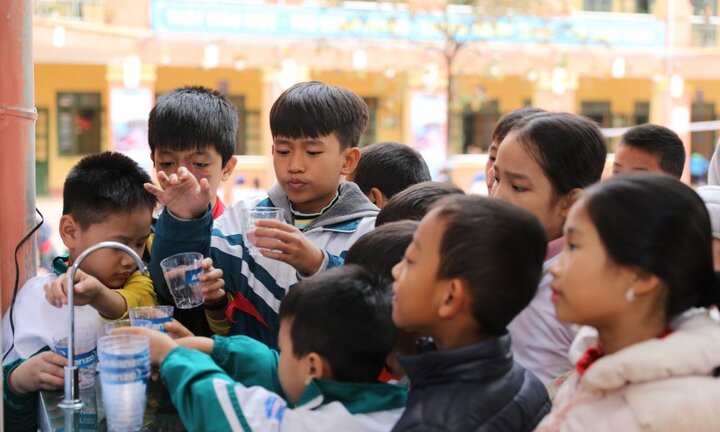 Asanzo tặng 30 máy lọc nước cho các trường học quê cầu thủ Quang Hải