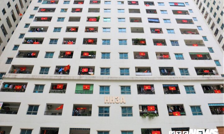 Ảnh: Phố phường Hà Nội nhuộm đỏ cờ Tổ quốc cổ vũ đội tuyển Việt Nam