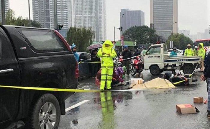 Người thân gào khóc bên thi thể nam thanh niên bị ô tô tông chết ở Hà Nội