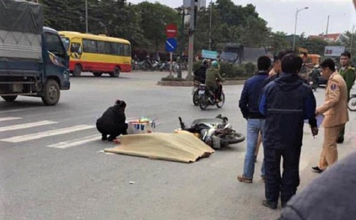 Xe máy va chạm xe khách, người đàn ông bị cán chết trên phố Hà Nội