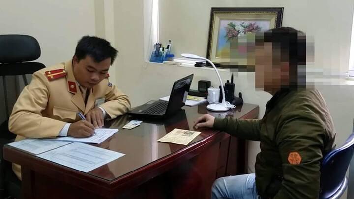 Tước giấy phép lái xe tài xế ô tô đi lùi ở đường vành đai 3 trên cao ở Hà Nội