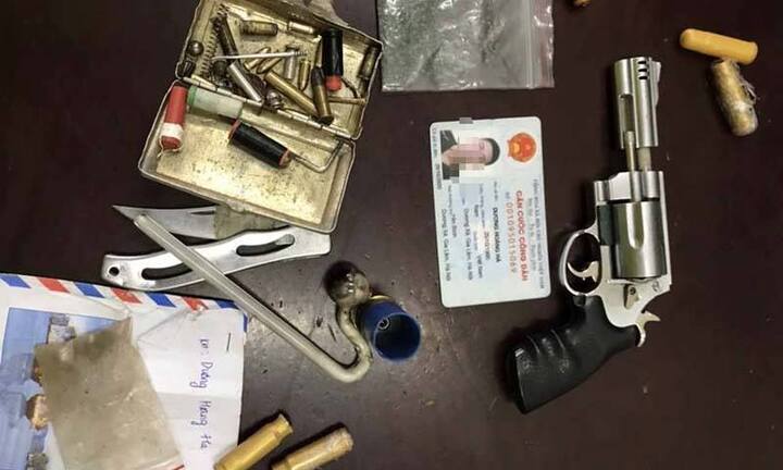 Cảnh sát tóm gọn thanh niên mang súng phóng xe không đội mũ bảo hiểm