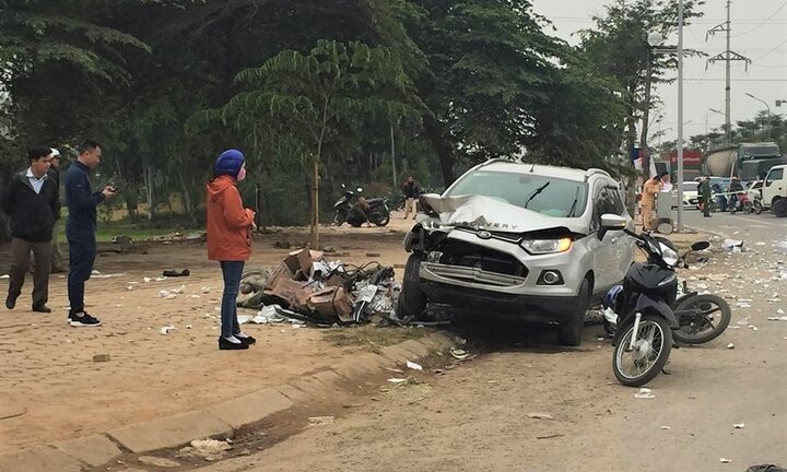 Ô tô 'điên' tông thủng đuôi taxi và hàng loạt xe máy, 4 người thương vong: Tài xế ra trình diện