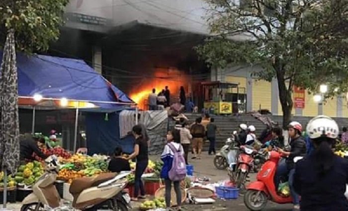 Ki-ốt chăn ga gối đệm bị thiêu rụi trong ngày cuối năm