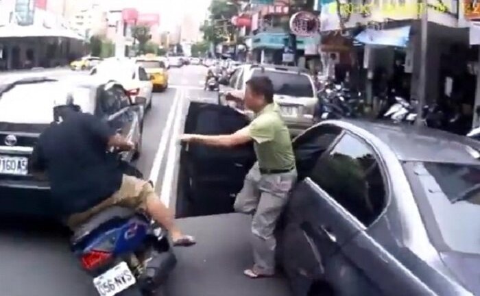 Mở cửa ô tô gây tai nạn có thể bị phạt tù đến 15 năm