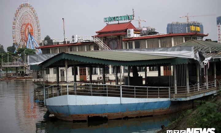 Vì sao du thuyền, nhà hàng nổi tiền tỷ hoá sắt vụn vẫn tồn tại trên Hồ Tây?